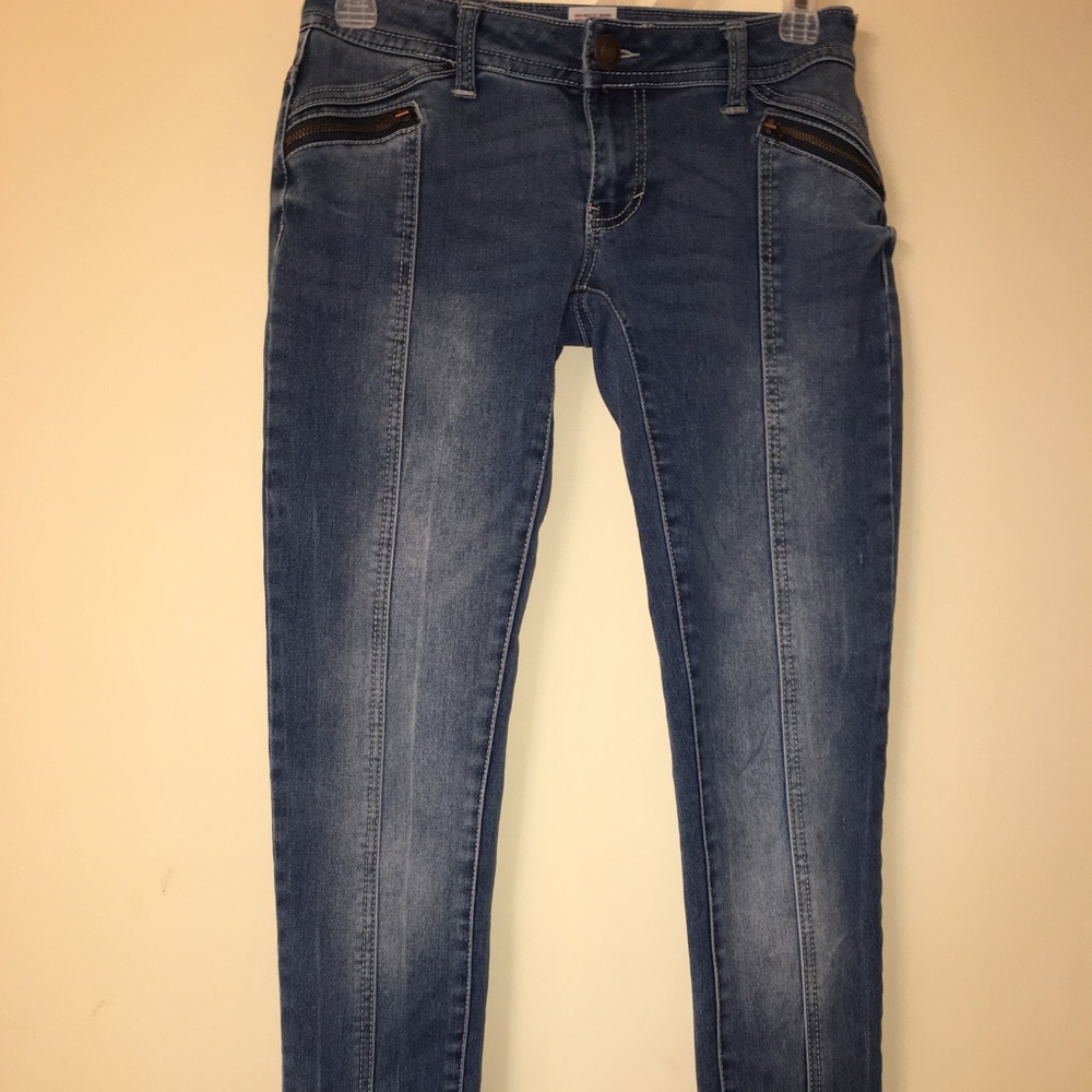 Skinny jeans with zippers on hips
